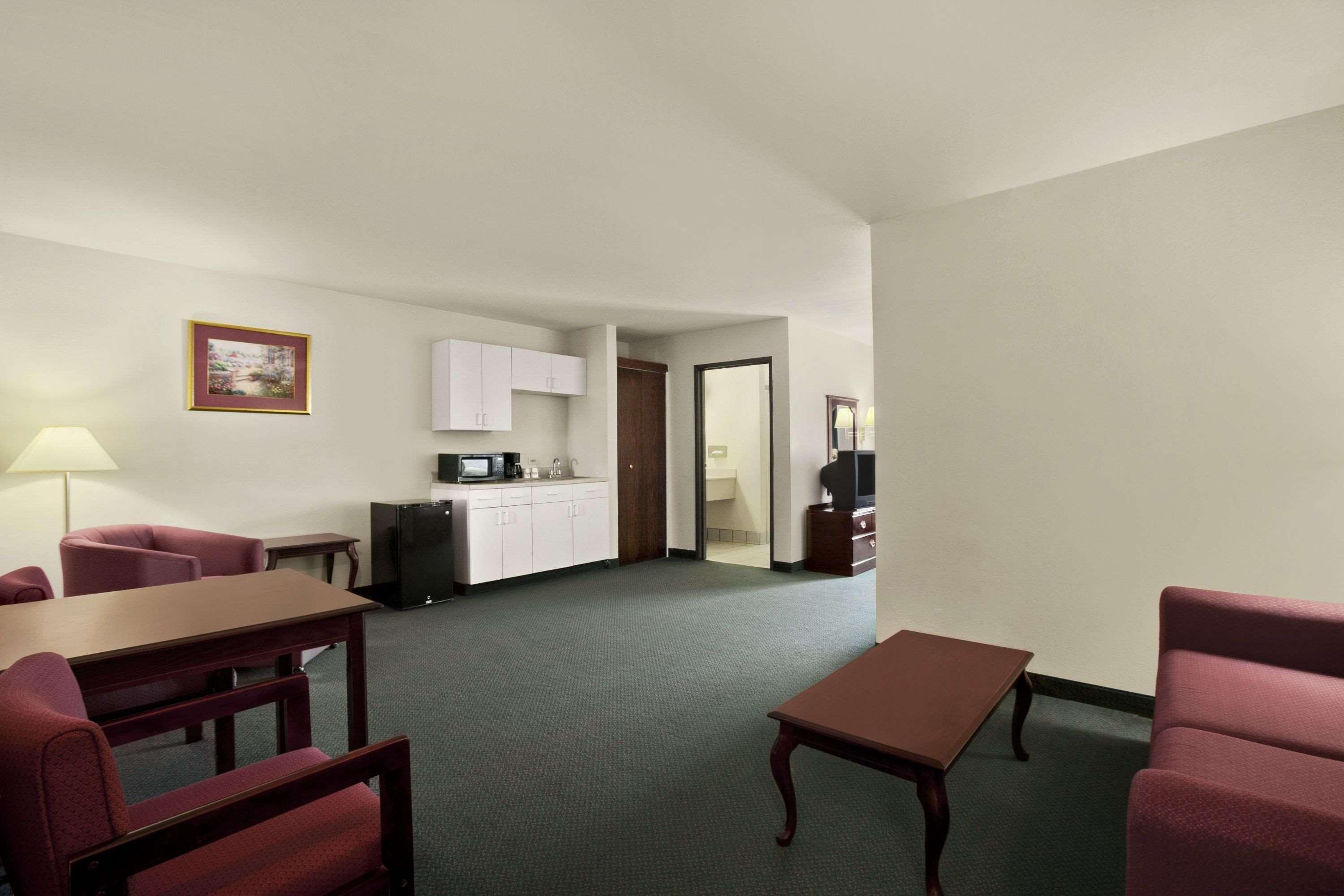 Days Inn & Suites By Wyndham Romeoville Εξωτερικό φωτογραφία