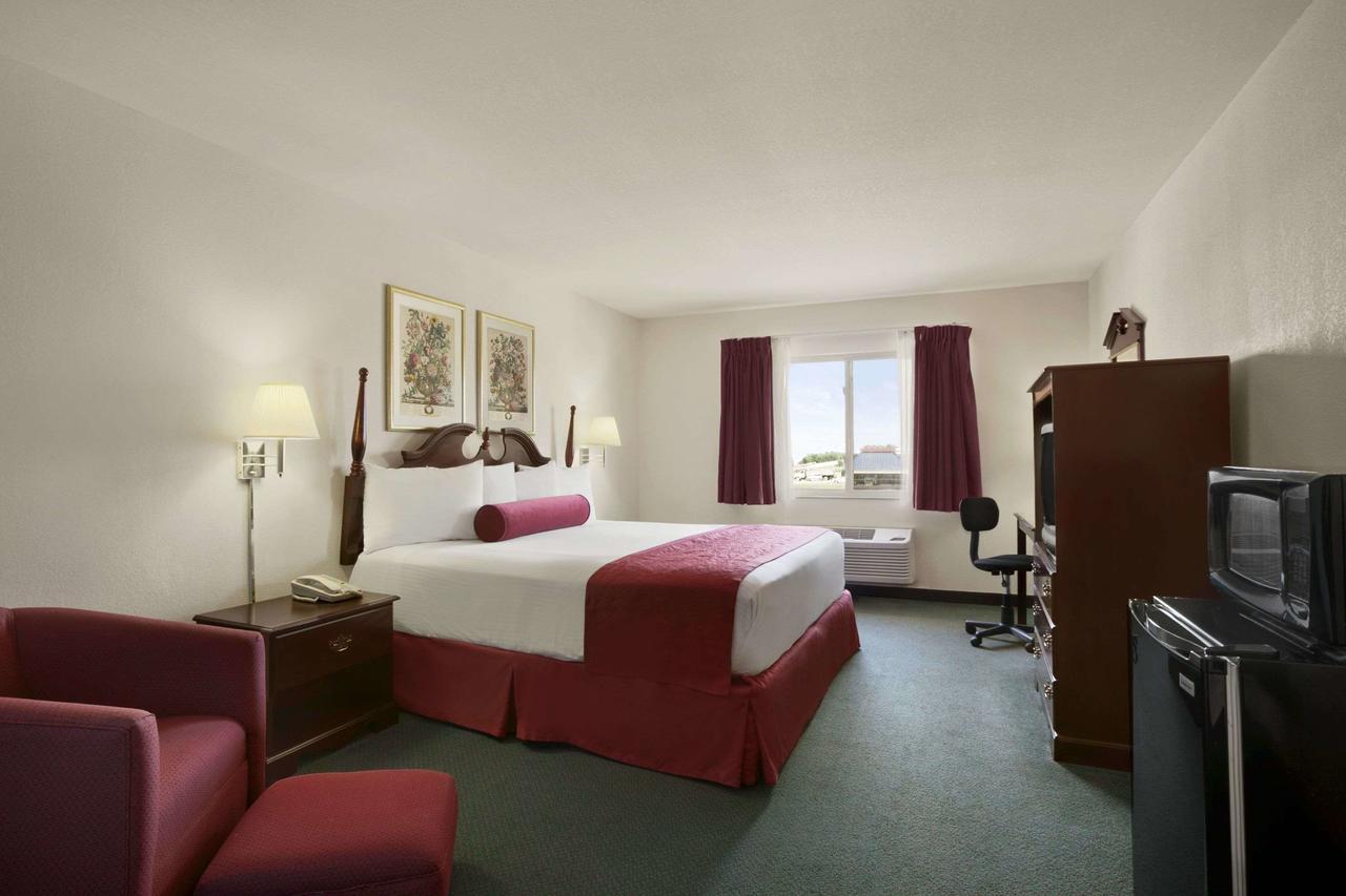 Days Inn & Suites By Wyndham Romeoville Εξωτερικό φωτογραφία