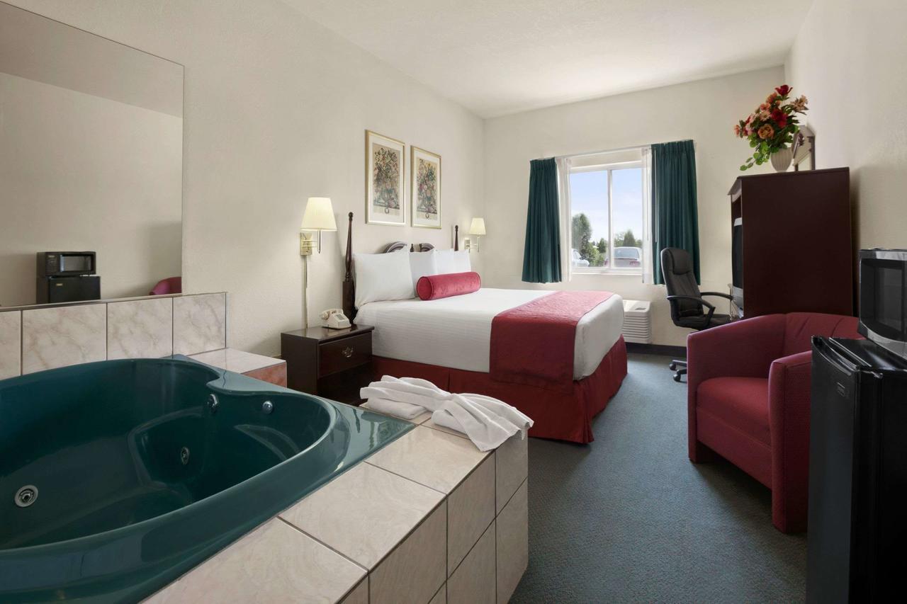 Days Inn & Suites By Wyndham Romeoville Εξωτερικό φωτογραφία